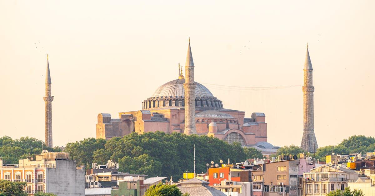 découvrez l'hagia sophia, un chef-d'œuvre architectural et un symbole emblématique de l'histoire byzantine et ottomane. explorez son impressionnante coupole, ses mosaïques éblouissantes et son rôle en tant que musée et mosquée à istanbul.