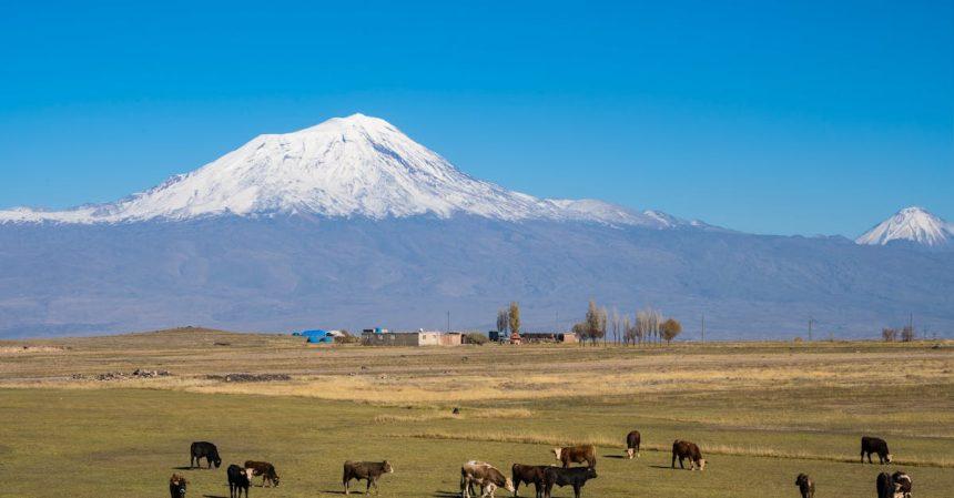 découvrez le mont ararat, symbole puissant de la culture arménienne et majestueuse montagne située en turquie, célèbre pour son histoire biblique et ses paysages à couper le souffle.