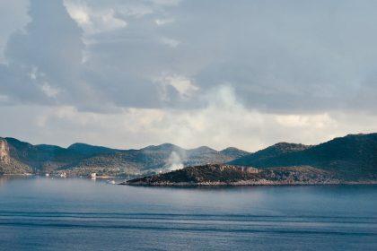 découvrez kaş, une charmante ville côtière de la turquie, réputée pour ses plages idylliques, ses eaux cristallines et son ambiance relaxante. explorez ses ruelles pittoresques, profitez d'activités nautiques variées et savourez la délicieuse cuisine locale dans ce véritable havre de paix.