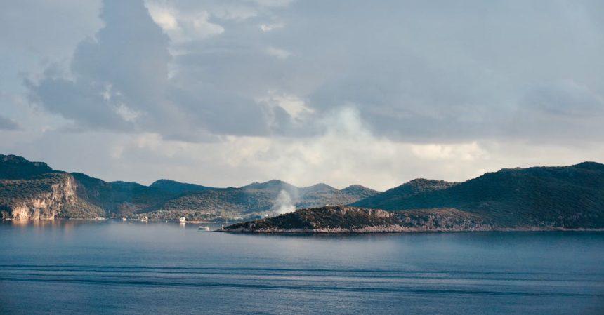 découvrez kaş, une charmante ville côtière de la turquie, réputée pour ses plages idylliques, ses eaux cristallines et son ambiance relaxante. explorez ses ruelles pittoresques, profitez d'activités nautiques variées et savourez la délicieuse cuisine locale dans ce véritable havre de paix.