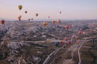 découvrez la cappadoce, une région envoûtante de turquie célèbre pour ses paysages féériques, ses formations rocheuses uniques et ses traditions culturelles riches. explorez des villes souterraines fascinantes, admirez les cheminées de fées et vivez une expérience inoubliable en montgolfière au-dessus de ce joyau naturel.