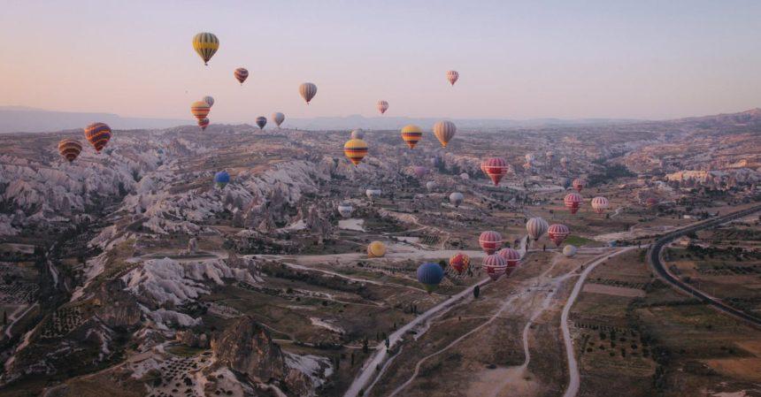 découvrez la cappadoce, une région envoûtante de turquie célèbre pour ses paysages féériques, ses formations rocheuses uniques et ses traditions culturelles riches. explorez des villes souterraines fascinantes, admirez les cheminées de fées et vivez une expérience inoubliable en montgolfière au-dessus de ce joyau naturel.