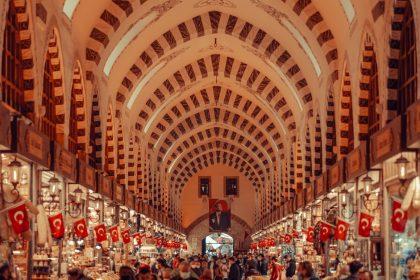 découvrez le grand bazaar, un lieu emblématique où se mêlent traditions, artisanat et culture. flânez à travers ses allées animées, dénichez des trésors uniques et savourez des délices locaux dans ce marché historique. une expérience incontournable pour les amateurs de shopping et de découvertes !