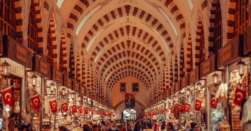 découvrez le grand bazaar, un lieu emblématique où se mêlent traditions, artisanat et culture. flânez à travers ses allées animées, dénichez des trésors uniques et savourez des délices locaux dans ce marché historique. une expérience incontournable pour les amateurs de shopping et de découvertes !