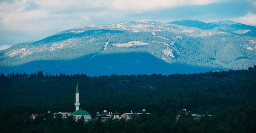 découvrez izmir, la troisième plus grande ville de turquie, célèbre pour son riche patrimoine historique, ses plages ensoleillées et sa délicieuse cuisine méditerranéenne. explorez les nombreux sites touristiques, des ruines antiques aux marchés animés, et laissez-vous séduire par l'hospitalité locale.