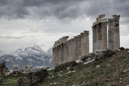 découvrez laodicée, une cité antique riche en histoire et en culture. explorez ses ruines fascinantes, ses monuments emblématiques et plongez dans le passé de cette célèbre métropole de l’anatolie.