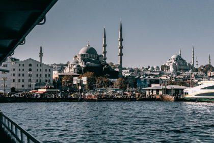 découvrez istanbul, la ville fascinante où l'orient rencontre l'occident. explorez ses riches histoires, ses monuments emblématiques comme la mosquée bleue et sainte-sophie, et profitez de sa cuisine délicieuse et de son ambiance vibrante. un voyage inoubliable vous attend dans cette métropole envoûtante.