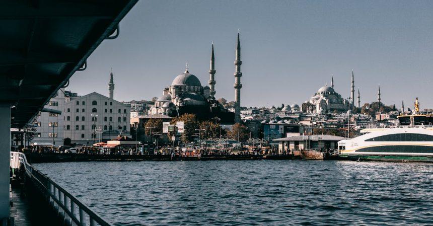 découvrez istanbul, la ville fascinante où l'orient rencontre l'occident. explorez ses riches histoires, ses monuments emblématiques comme la mosquée bleue et sainte-sophie, et profitez de sa cuisine délicieuse et de son ambiance vibrante. un voyage inoubliable vous attend dans cette métropole envoûtante.