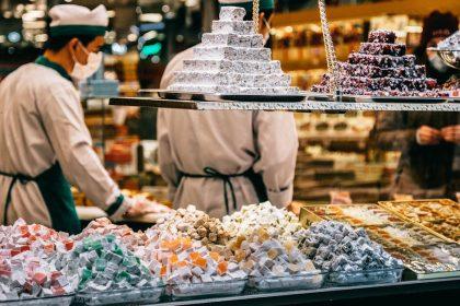 découvrez le délice turc, une douceur sucrée et moelleuse, parfumée à la rose, à la pistache ou au citron. savourez cette confiserie traditionnelle qui ravira vos papilles et apportera une touche d'exotisme à vos moments gourmands.