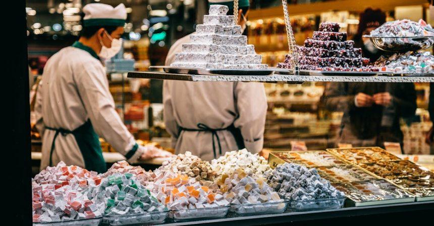 découvrez le délice turc, une douceur sucrée et moelleuse, parfumée à la rose, à la pistache ou au citron. savourez cette confiserie traditionnelle qui ravira vos papilles et apportera une touche d'exotisme à vos moments gourmands.