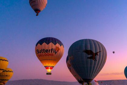 découvrez l'envoûtante expérience des montgolfières. survolez des paysages à couper le souffle et vivez des moments inoubliables dans les cieux. réservez votre vol en montgolfière et laissez-vous porter par le vent !