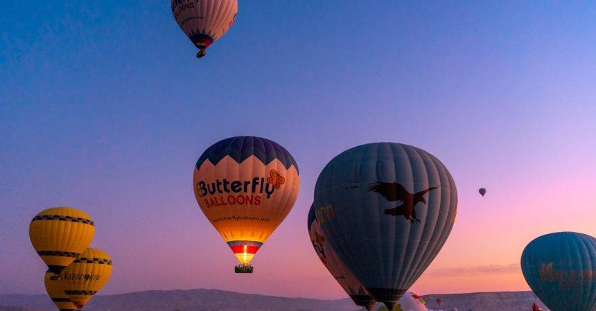 découvrez l'envoûtante expérience des montgolfières. survolez des paysages à couper le souffle et vivez des moments inoubliables dans les cieux. réservez votre vol en montgolfière et laissez-vous porter par le vent !