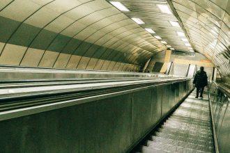 découvrez le métro d'istanbul, un système de transport moderne et efficace qui relie les différents quartiers de cette fascinante ville historique. profitez de trajets rapides et confortables tout en explorant les merveilles culturelles et architecturales d'istanbul.