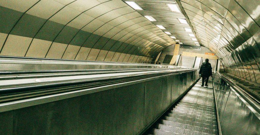 découvrez le métro d'istanbul, un système de transport moderne et efficace qui relie les différents quartiers de cette fascinante ville historique. profitez de trajets rapides et confortables tout en explorant les merveilles culturelles et architecturales d'istanbul.