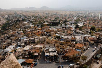 découvrez la cappadoce, une région envoûtante de turquie, renommée pour ses paysages féériques, ses formations rocheuses uniques et ses fascinants sites historiques. explorez des vallées pittoresques, survolez la région en montgolfière et laissez-vous séduire par la richesse culturelle de cette destination incontournable.