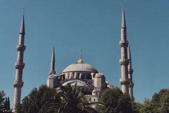 découvrez la majestueuse mosquée bleue d'istanbul, un chef-d'œuvre de l'architecture ottomane connu pour ses superbes coupoles, ses élégants minarets et ses mosaïques époustouflantes. un site incontournable qui allie histoire, culture et spiritualité, attirant des millions de visiteurs chaque année.