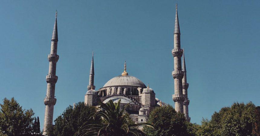 découvrez la majestueuse mosquée bleue d'istanbul, un chef-d'œuvre de l'architecture ottomane connu pour ses superbes coupoles, ses élégants minarets et ses mosaïques époustouflantes. un site incontournable qui allie histoire, culture et spiritualité, attirant des millions de visiteurs chaque année.