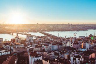 découvrez le golden horn, un magnifique estuaire d'istanbul, célèbre pour sa beauté naturelle, son histoire riche et ses vues imprenables. explorez ses rives animées, visitez les lieux historiques et savourez la culture locale dans ce lieu emblématique.