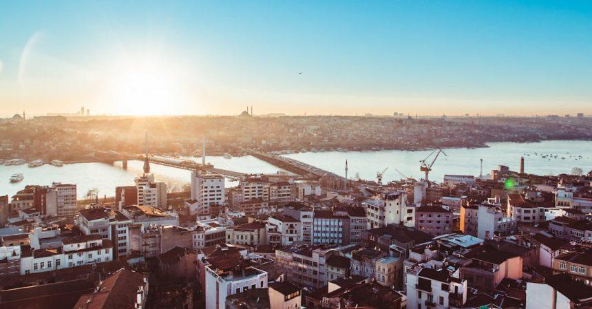 découvrez le golden horn, un magnifique estuaire d'istanbul, célèbre pour sa beauté naturelle, son histoire riche et ses vues imprenables. explorez ses rives animées, visitez les lieux historiques et savourez la culture locale dans ce lieu emblématique.