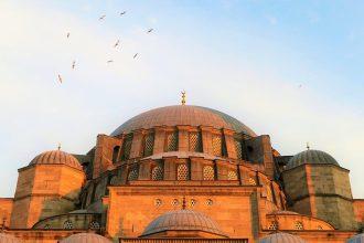 découvrez la majestueuse mosquée süleymaniye, un chef-d'œuvre de l'architecture ottomane à istanbul. explorez son histoire fascinante, ses magnifiques dômes et ses somptueux jardins, tout en appréciant la sérénité et la beauté de ce site emblématique.