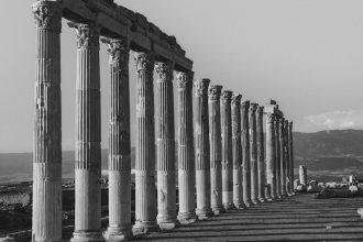 découvrez pamukkale, un site naturel exceptionnel en turquie célèbre pour ses terrasses de travertin aux eaux thermales d'un blanc éclatant. plongez dans l'histoire ancienne de hiérapolis et profitez de ce paysage unique classé au patrimoine mondial de l'unesco.