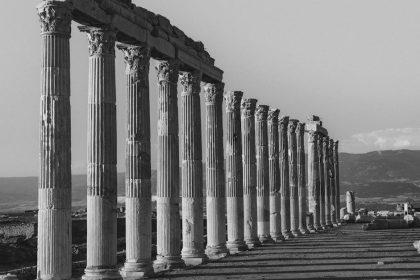 découvrez pamukkale, un site naturel exceptionnel en turquie célèbre pour ses terrasses de travertin aux eaux thermales d'un blanc éclatant. plongez dans l'histoire ancienne de hiérapolis et profitez de ce paysage unique classé au patrimoine mondial de l'unesco.