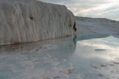 découvrez pamukkale, un site naturel spectaculaire en turquie célèbre pour ses travertins blancs en terrasses et ses eaux thermales curatives. explorez cette merveille unique, mêlant beauté naturelle et histoire ancienne, et plongez dans des bassins de calcium pour une expérience revitalisante.