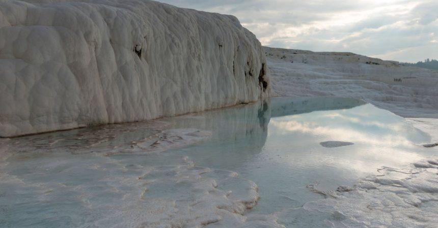 découvrez pamukkale, un site naturel spectaculaire en turquie célèbre pour ses travertins blancs en terrasses et ses eaux thermales curatives. explorez cette merveille unique, mêlant beauté naturelle et histoire ancienne, et plongez dans des bassins de calcium pour une expérience revitalisante.