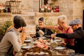 découvrez l'authenticité du café turc, une boisson traditionnelle au goût riche et à la préparation unique. plongez dans l'univers aromatique de cette délicieuse recette, idéale pour vos moments de convivialité.