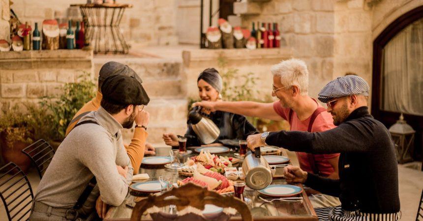 découvrez l'authenticité du café turc, une boisson traditionnelle au goût riche et à la préparation unique. plongez dans l'univers aromatique de cette délicieuse recette, idéale pour vos moments de convivialité.