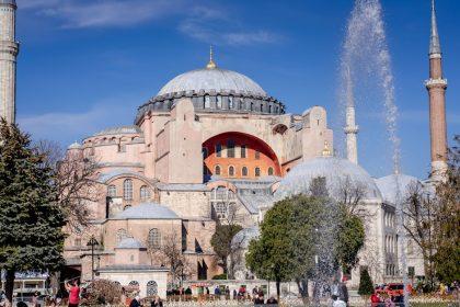 découvrez la majesté de l'ayasofya, une merveille architecturale à istanbul, alliant histoire, art et spiritualité. visitez ce symbole emblématique de l'empire byzantin, aujourd'hui musée, et plongez dans son riche patrimoine culturel.