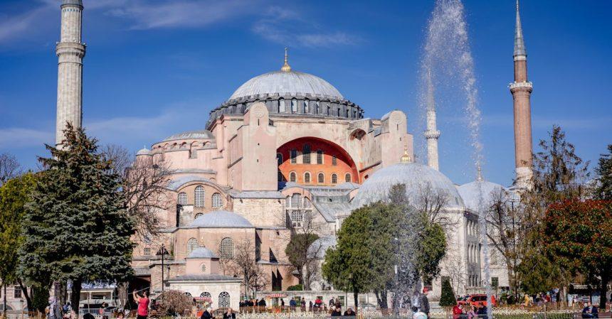 découvrez la majesté de l'ayasofya, une merveille architecturale à istanbul, alliant histoire, art et spiritualité. visitez ce symbole emblématique de l'empire byzantin, aujourd'hui musée, et plongez dans son riche patrimoine culturel.