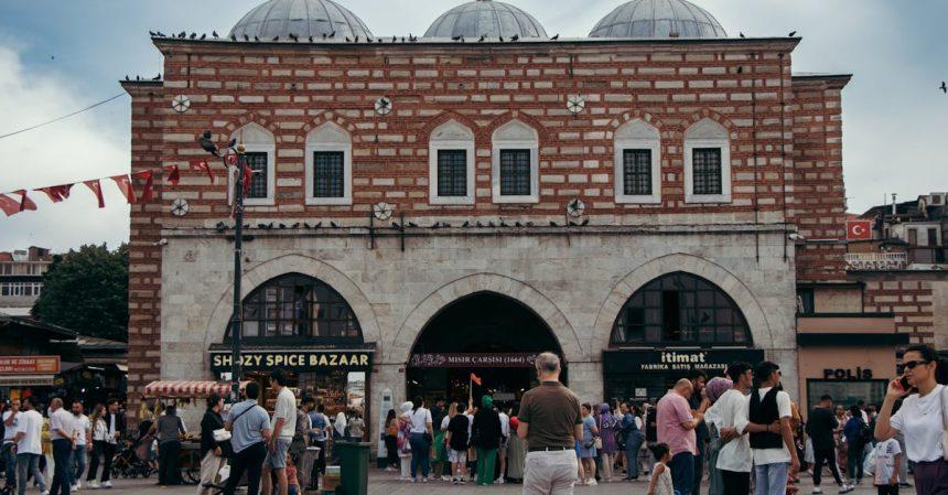 découvrez l'envoûtante ambiance du spice bazaar, un marché aux épices vibrant et coloré, où vous pourrez explorer une vaste sélection d'épices aromatiques, d'herbes rares et de délices culinaires. laissez vos sens voyager à travers les saveurs et les senteurs, tout en vivant une expérience inoubliable dédiée à la gastronomie.