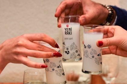 découvrez le rakı, la boisson anisée emblématique de la turquie. apprenez-en davantage sur son histoire, ses traditions et comment le savourer avec des mets délicats. un voyage sensoriel au cœur de la culture turque qui éveillera vos papilles.