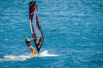 découvrez le windsurfing, un sport nautique passionnant qui allie harmonie entre la planche et la voile. que vous soyez débutant ou expert, explorez les meilleures techniques et les spots les plus envoûtants pour naviguer sur les vagues et ressentir la liberté de glisser sur l'eau. rejoignez la communauté des passionnés et vivez des sensations inoubliables !