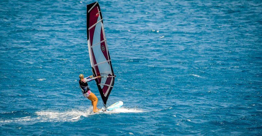 découvrez le windsurfing, un sport nautique passionnant qui allie harmonie entre la planche et la voile. que vous soyez débutant ou expert, explorez les meilleures techniques et les spots les plus envoûtants pour naviguer sur les vagues et ressentir la liberté de glisser sur l'eau. rejoignez la communauté des passionnés et vivez des sensations inoubliables !