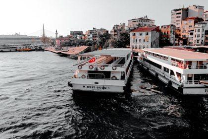 découvrez les meilleures options de ferries pour vos voyages en mer. réservez facilement vos billets et profitez de traversées confortables vers des destinations pittoresques. que ce soit pour des vacances en famille ou une escapade romantique, nos ferries vous offrent une expérience inoubliable.