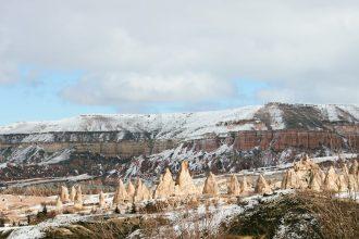 découvrez la cappadoce, une région magique de turquie, célèbre pour ses paysages surréalistes, ses cheminées de fées et ses villes souterraines. plongez dans l'histoire fascinante et profitez de balades en montgolfière au-dessus de paysages enchanteurs.