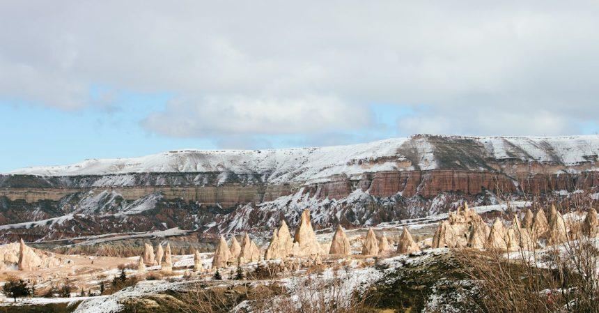 découvrez la cappadoce, une région magique de turquie, célèbre pour ses paysages surréalistes, ses cheminées de fées et ses villes souterraines. plongez dans l'histoire fascinante et profitez de balades en montgolfière au-dessus de paysages enchanteurs.