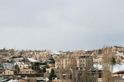 découvrez la cappadoce, une région envoûtante de la turquie, célèbre pour ses paysages lunaires, ses impressionnantes formations rocheuses, et ses villes sous-terrain. explorez les célèbres cheminées de fées, survolez la région en montgolfière au lever du soleil et plongez dans son riche patrimoine historique. une aventure inoubliable vous attend au cœur de ce véritable trésor naturel.