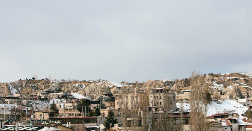 découvrez la cappadoce, une région envoûtante de la turquie, célèbre pour ses paysages lunaires, ses impressionnantes formations rocheuses, et ses villes sous-terrain. explorez les célèbres cheminées de fées, survolez la région en montgolfière au lever du soleil et plongez dans son riche patrimoine historique. une aventure inoubliable vous attend au cœur de ce véritable trésor naturel.