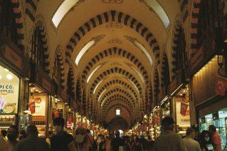 découvrez le grand bazaar, un lieu emblématique où l'histoire et la culture se rencontrent. explorez ses allées colorées remplies de trésors, d'artisanat local et de délices culinaires. une expérience inoubliable au cœur des traditionnels marchés.