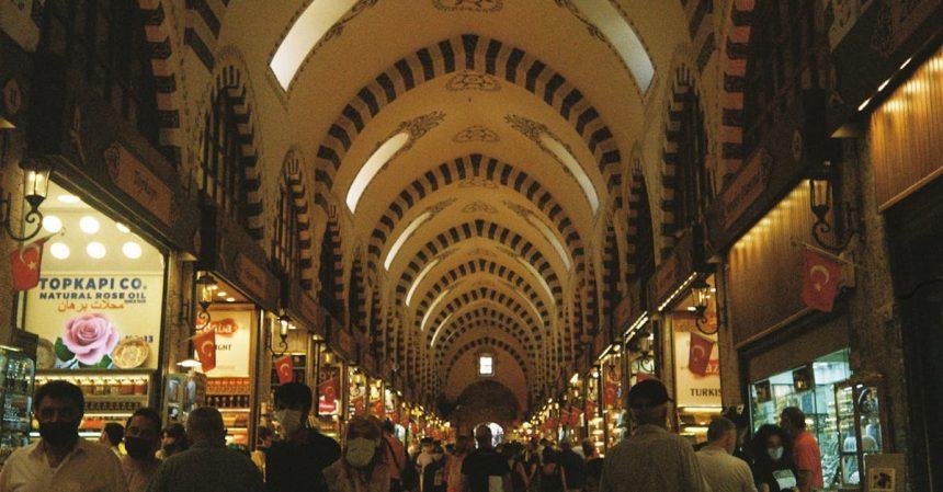 découvrez le grand bazaar, un lieu emblématique où l'histoire et la culture se rencontrent. explorez ses allées colorées remplies de trésors, d'artisanat local et de délices culinaires. une expérience inoubliable au cœur des traditionnels marchés.