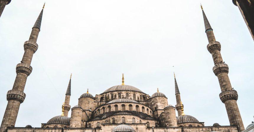 découvrez l'influence de l'islam en turquie, son histoire riche, ses pratiques culturelles et son impact sur la société moderne turque. plongez dans l'héritage spirituel et les traditions qui façonnent la vie quotidienne dans ce pays au carrefour de l'orient et de l'occident.