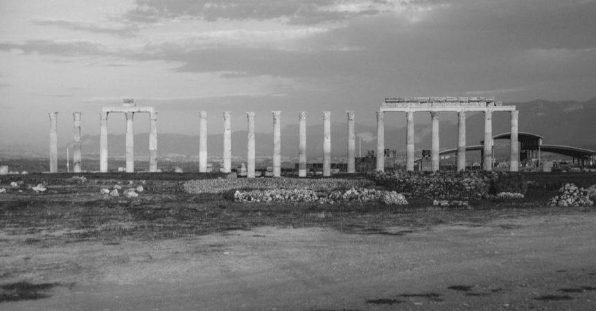 découvrez pamukkale, une merveille naturelle en turquie célèbre pour ses terrasses de travertin et ses eaux thermales cristallines. explorez ce site classé au patrimoine mondial de l'unesco, où le paysage unique et les vestiges historiques créent une expérience inoubliable.