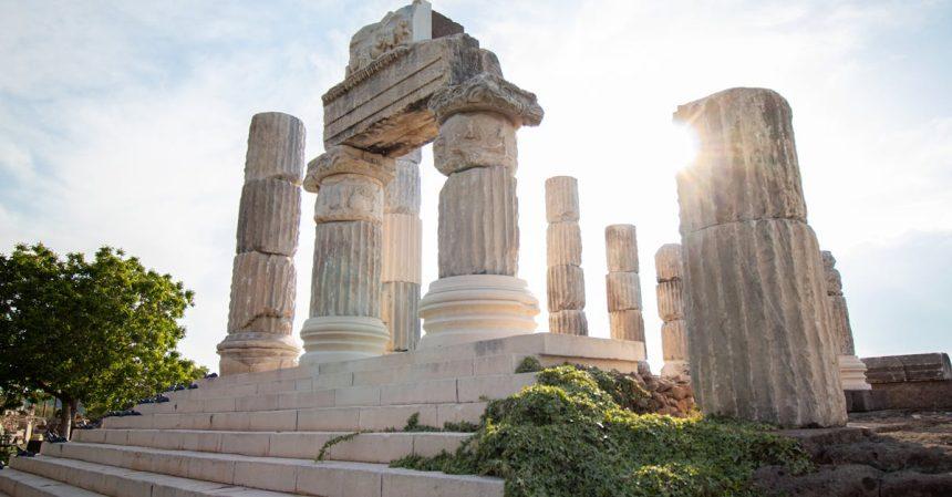 découvrez çanakkale, une ville historique de turquie, riche en culture et célèbre pour ses sites emblématiques comme le détroit des dardanelles et le mémorial de gallipoli. explorez son patrimoine unique, savourez la délicieuse cuisine locale et plongez dans l'histoire passionnante de cette région fascinante.