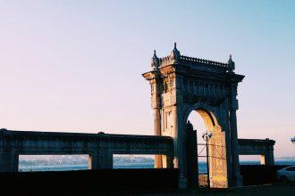 découvrez istanbul, une ville fascinante où l'orient rencontre l'occident. explorez ses riches histoires, ses monuments emblématiques comme la mosquée bleue et sainte-sophie, ainsi que ses marchés animés. laissez-vous séduire par la culture, la gastronomie et l'hospitalité turque dans cette métropole dynamique.