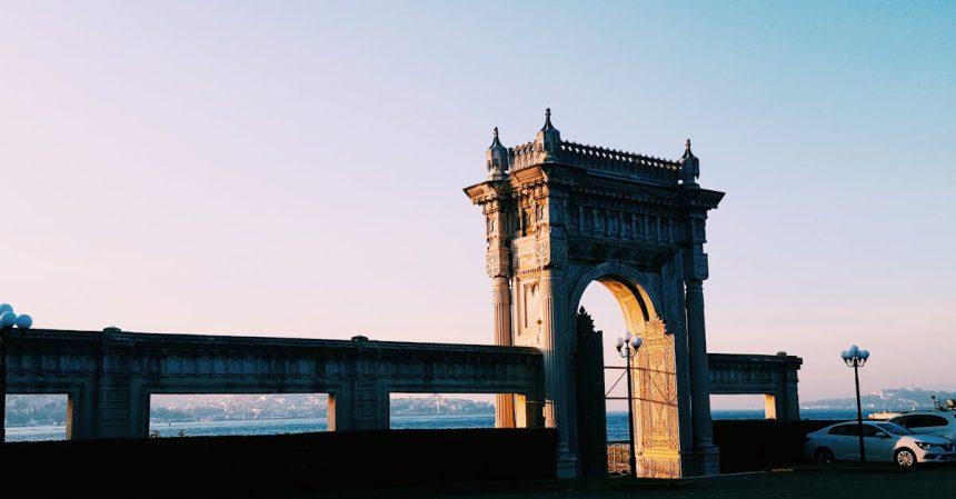 découvrez istanbul, une ville fascinante où l'orient rencontre l'occident. explorez ses riches histoires, ses monuments emblématiques comme la mosquée bleue et sainte-sophie, ainsi que ses marchés animés. laissez-vous séduire par la culture, la gastronomie et l'hospitalité turque dans cette métropole dynamique.