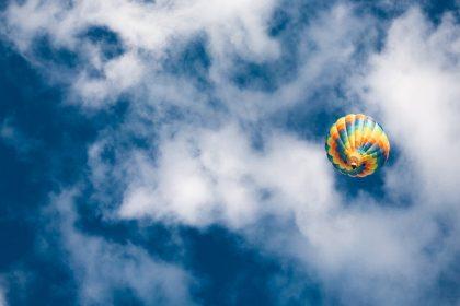 découvrez la magie des montgolfières avec notre expérience inoubliable en plein ciel. élevez-vous au-dessus des paysages magnifiques et vivez des moments uniques en toute sérénité. réservez dès maintenant votre vol en montgolfière !