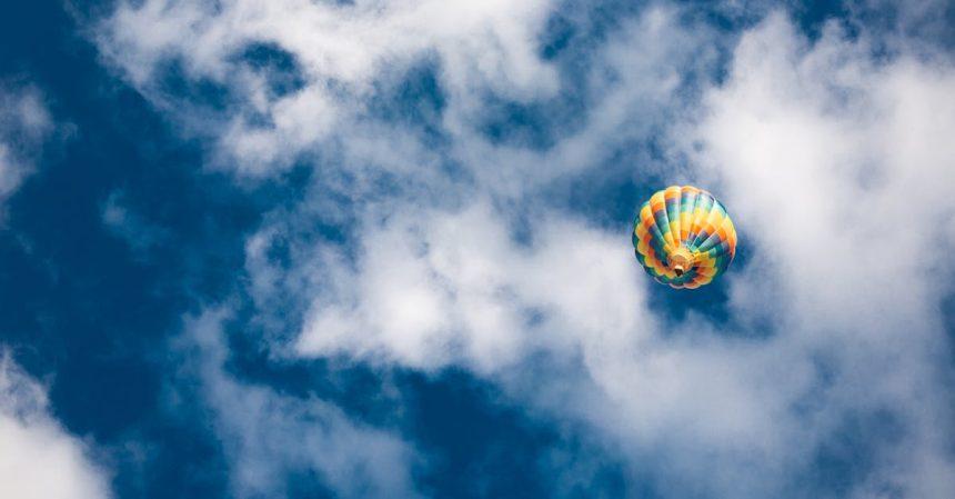 découvrez la magie des montgolfières avec notre expérience inoubliable en plein ciel. élevez-vous au-dessus des paysages magnifiques et vivez des moments uniques en toute sérénité. réservez dès maintenant votre vol en montgolfière !